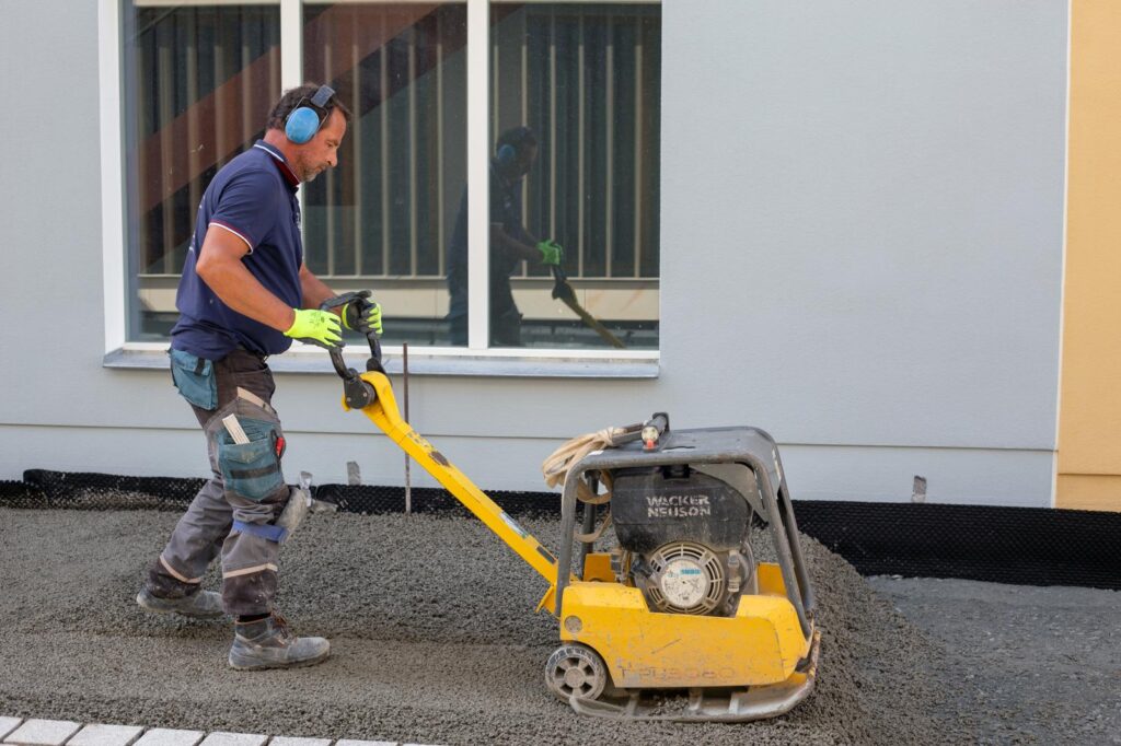 Mitarbeiter in Schutzausrüstung bei Weißmüller Garten & Landschaftsbau