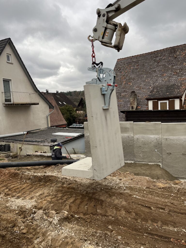 L-Stein wird mit Kran gesetzt von Weißmüller Garten & Landschaftsbau