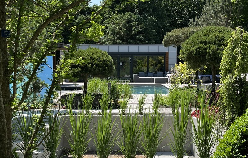 Garten mit Pool von Weißmüller Garten & Landschaftsbau gestaltet