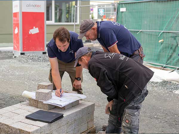 Mitarbeiter von Weißmüller Garten- und Landschaftsbau in Besprechung