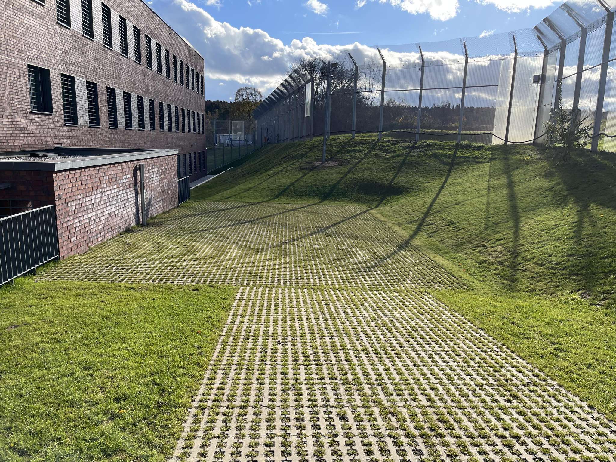 Grünfläche der Forensik Parsberg von Weißmüller Garten & Landschaftsbau umgesetzt