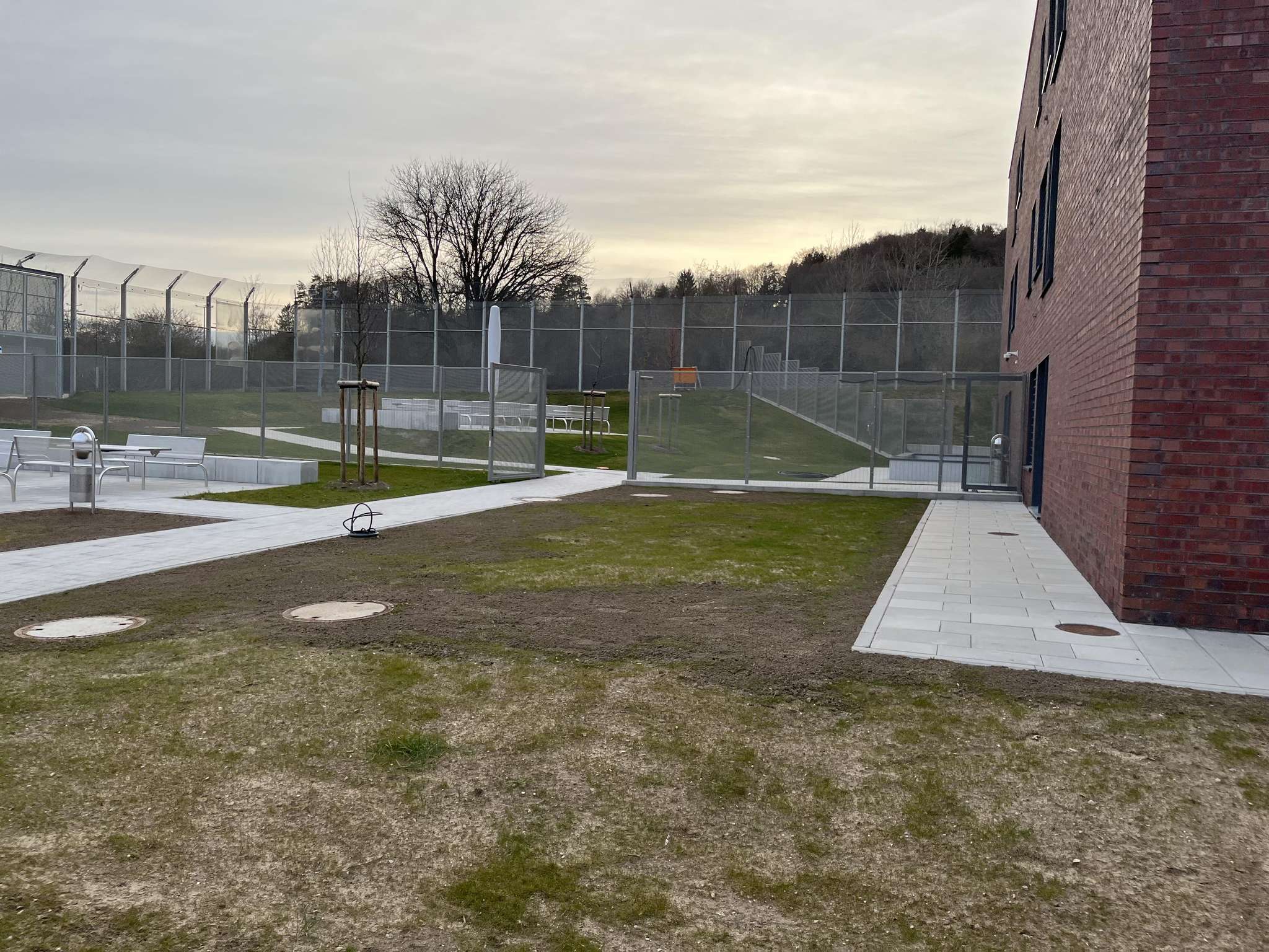 Außenbereich der Forensik Parsberg von Weißmüller Garten & Landschaftsbau umgesetzt