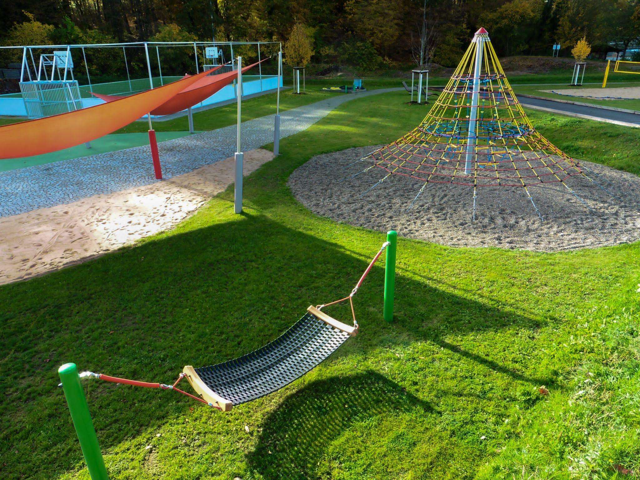 Klettergerüst und Hängematte auf der Freizeitanlage Pyrbaum