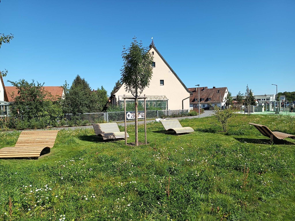 Grünfläche mit Sitzplätzen