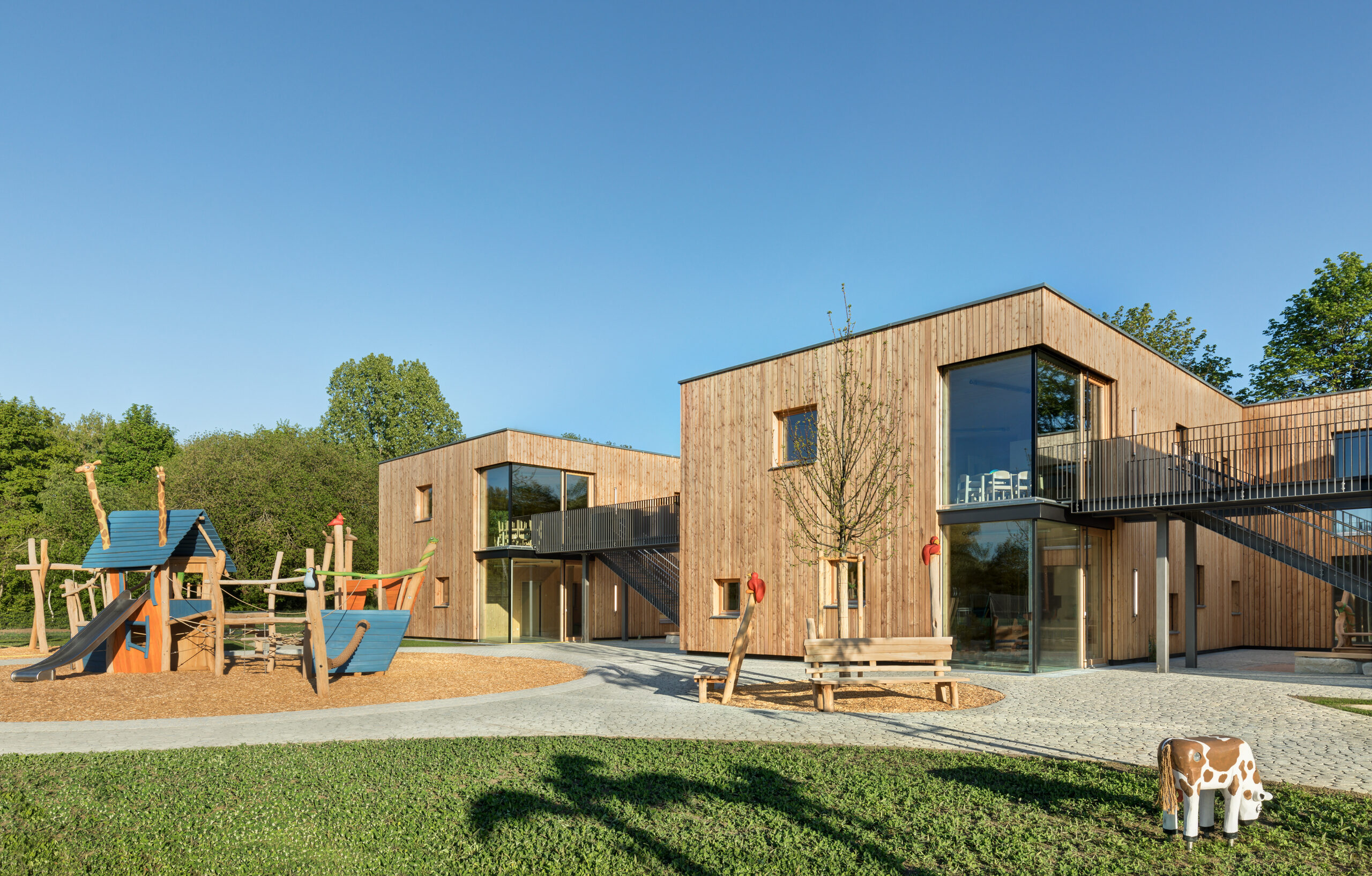 Seitenansicht mit Spielplatz