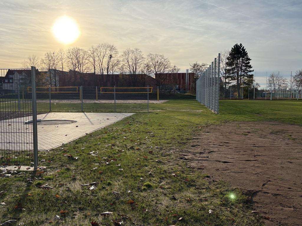 Sportplatz Eckenthal Zaun von Weißmüller Garten & Landschaftsbau umgesetzt