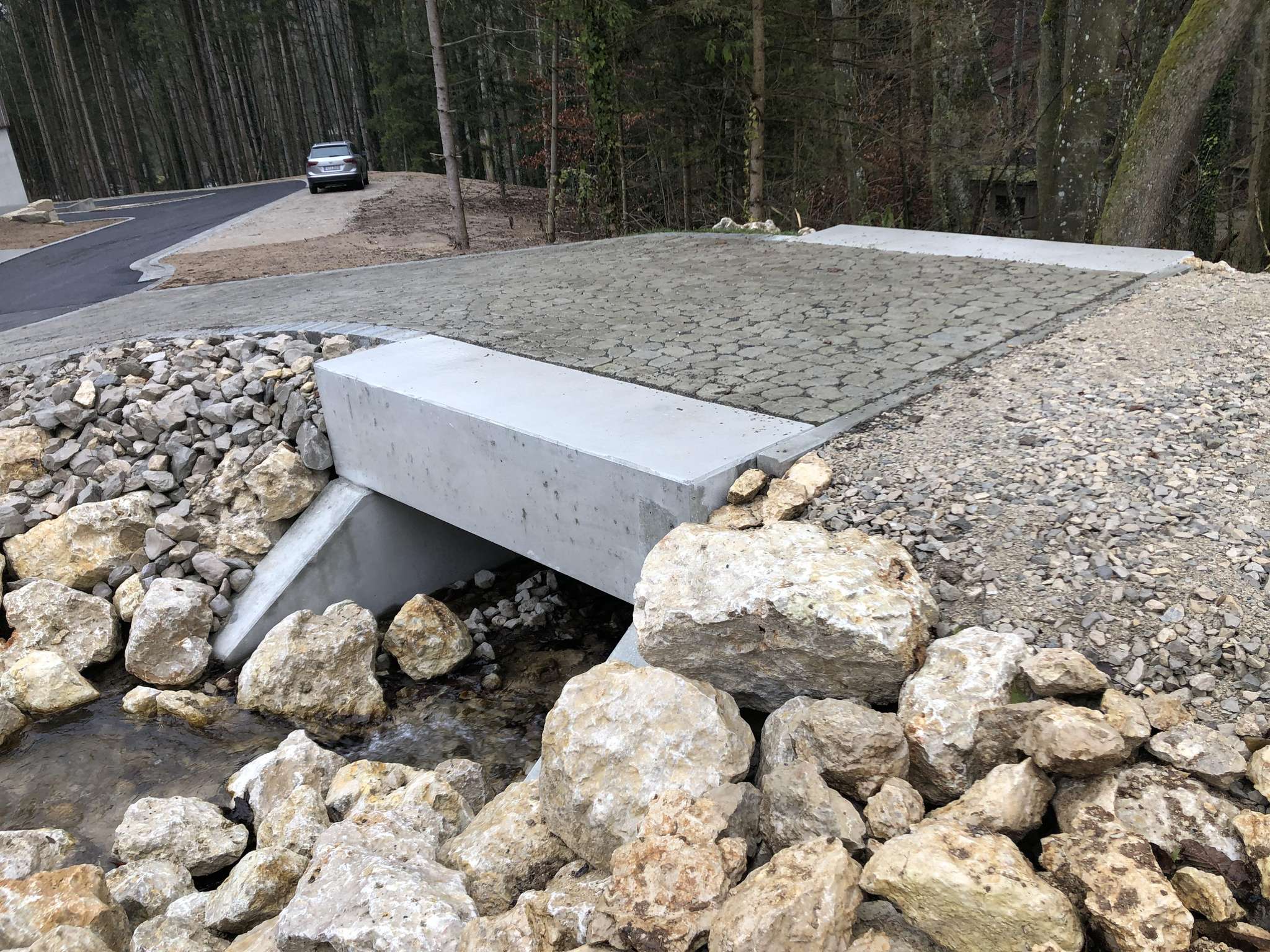 Wildpark Hundshaupten gepflasterer Weg von Weißmüller Garten & Landschaftsbau umgesetzt